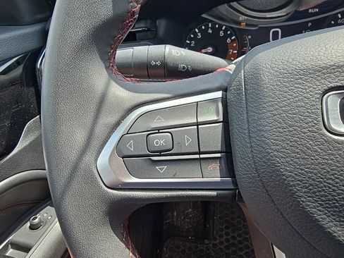 Used 2025 Jeep Compass Trailhawk AWD/4WD image 18