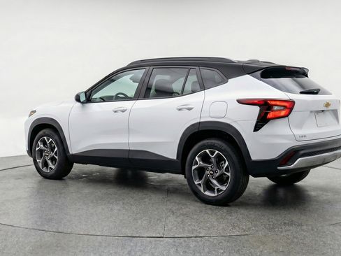 Used 2025 Chevrolet Trax LT FWD image 6