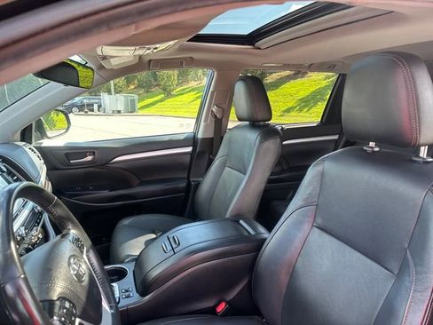 Used 2019 Toyota Highlander XLE FWD image 16