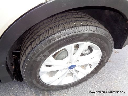Used 2017 Ford Escape SE w/ Equipment Group 201A FWD image 7