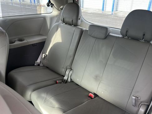 Used 2018 Toyota Sienna XLE image 15
