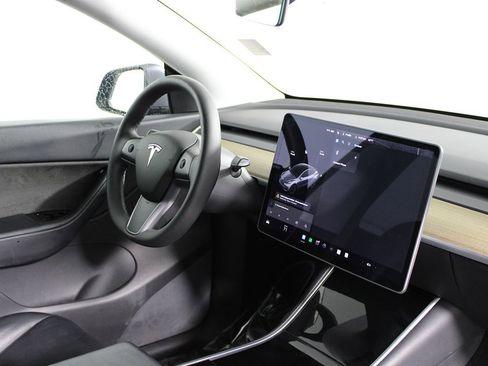 Used 2021 Tesla Model Y Long Range image 11