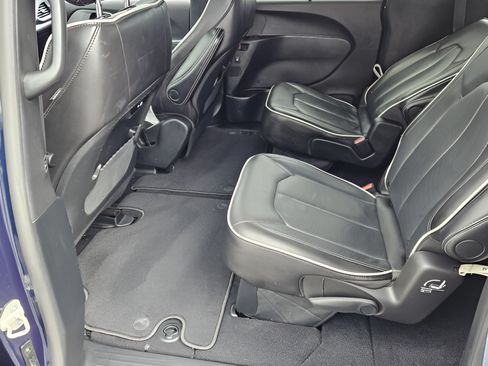 Used 2025 Chrysler Pacifica Limited FWD image 10