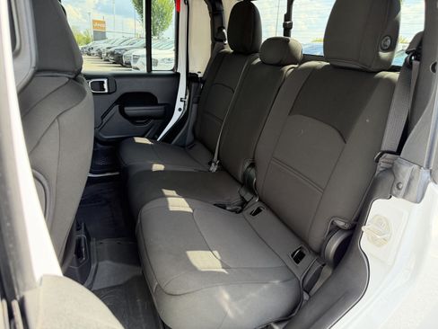 Used 2024 Jeep Gladiator Rubicon w/ Technology Group AWD/4WD image 32