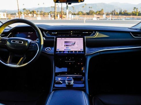 Used 2025 Jeep Grand Cherokee Limited w/ Luxury Tech Group II image 14