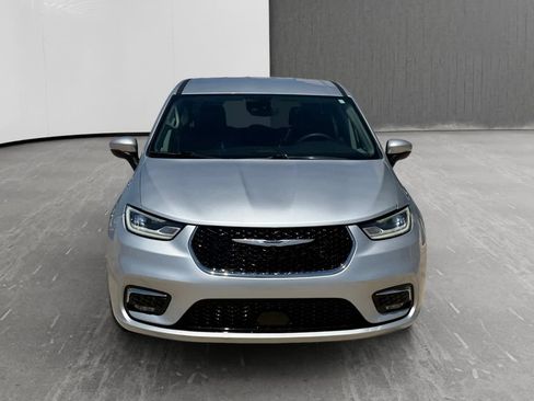 Used 2023 Chrysler Pacifica Touring-L FWD image 8
