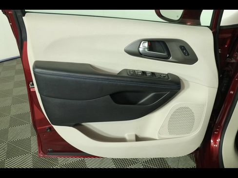 Used 2021 Chrysler Pacifica Touring-L w/ Uconnect Theater Family Group FWD image 22