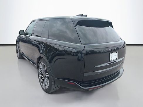 Used 2025 Land Rover Range Rover SE image 3