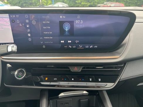Used 2025 Buick Envision Avenir AWD/4WD image 16