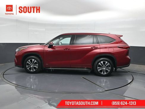 Used 2021 Toyota Highlander XLE AWD/4WD image 7