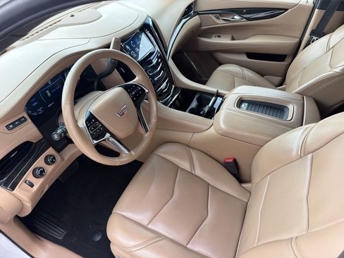 Used 2018 Cadillac Escalade Platinum AWD/4WD image 4
