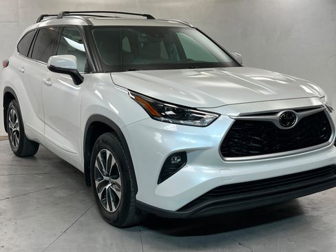 Used 2021 Toyota Highlander XLE AWD/4WD image 8
