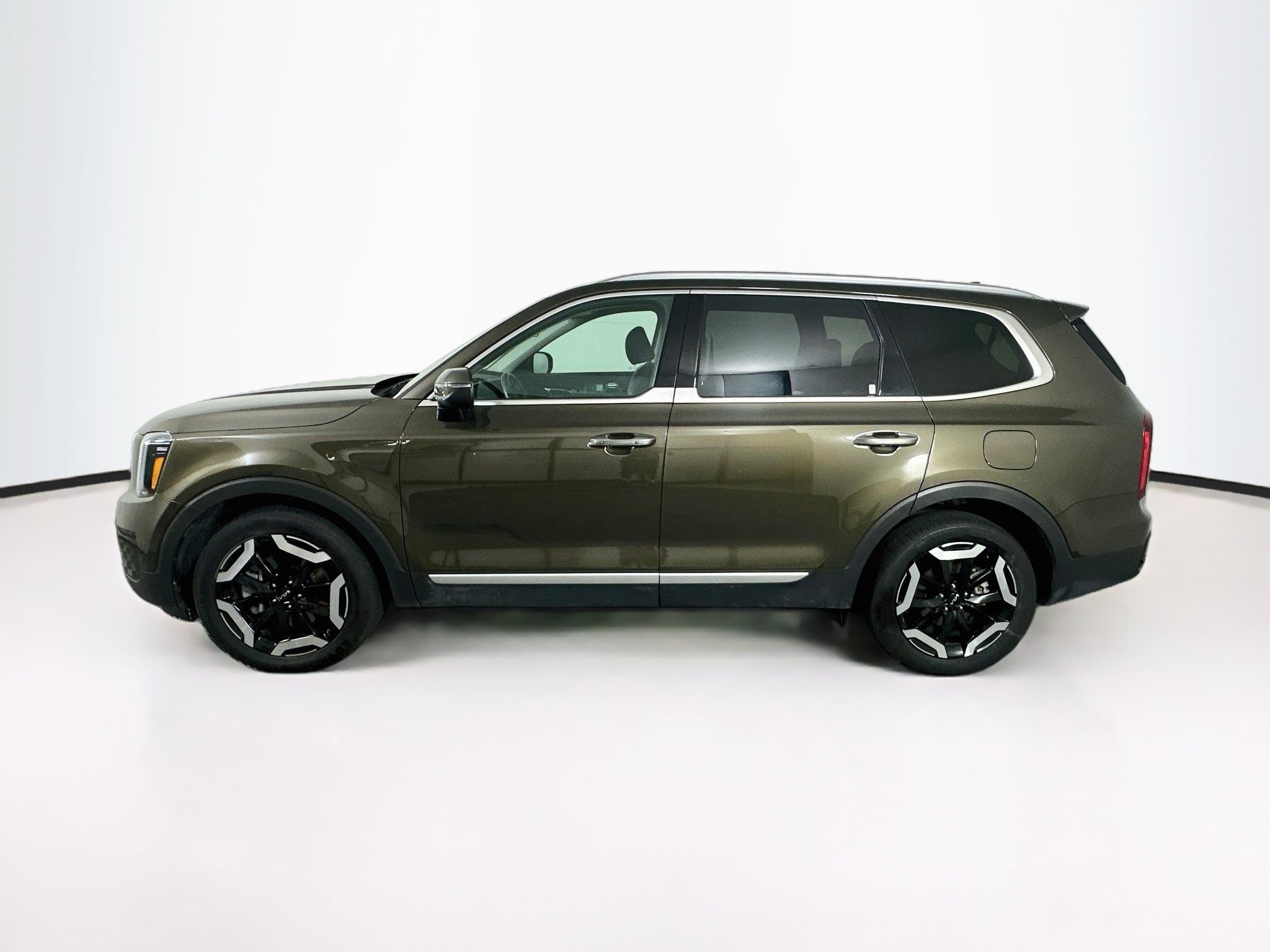 Used 2025 Kia Telluride S FWD image 4