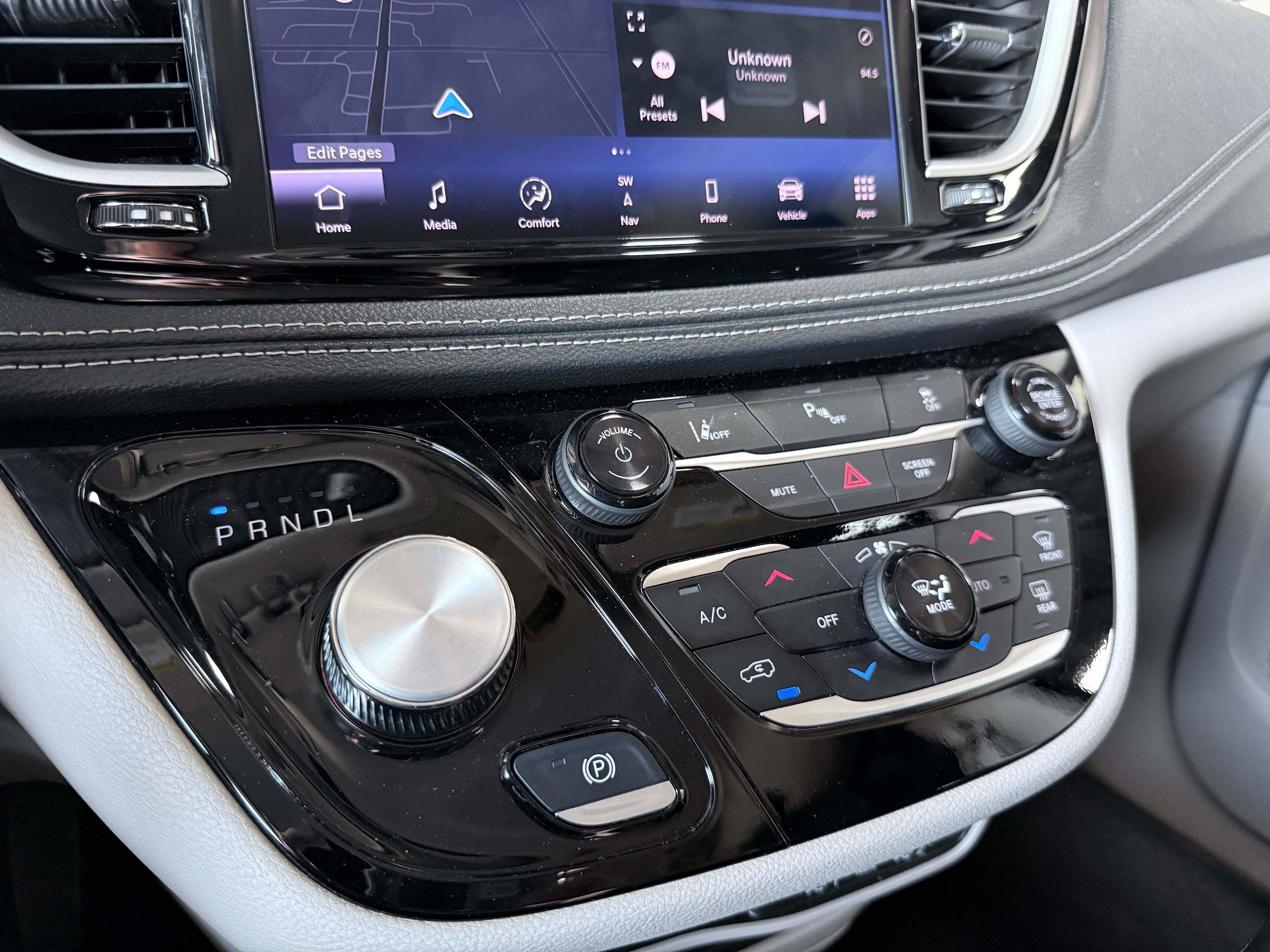 Used 2024 Chrysler Pacifica Limited FWD image 24
