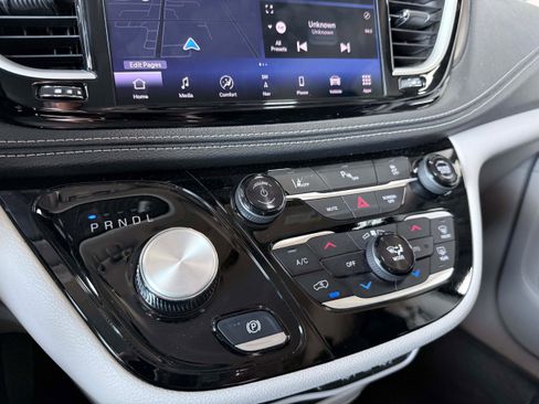 Used 2024 Chrysler Pacifica Limited FWD image 24