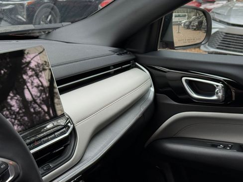 Used 2025 Jeep Compass Limited image 30