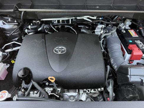 Used 2022 Toyota Highlander XLE FWD image 38