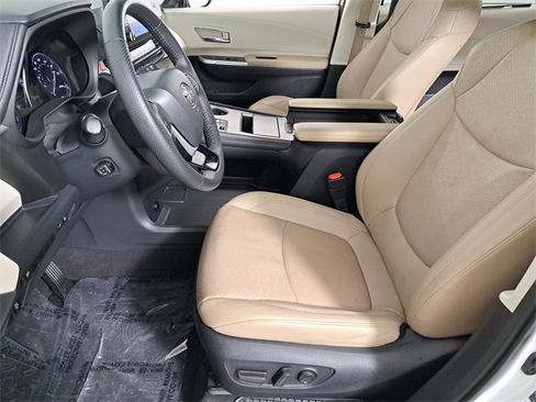 Used 2022 Toyota Sienna Limited image 18