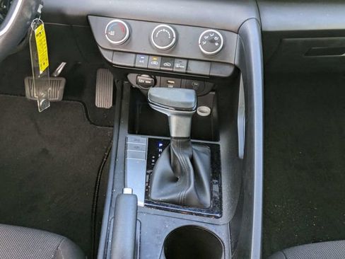 Used 2024 Hyundai Elantra SE FWD image 18