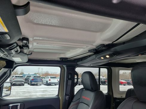 Used 2025 Jeep Wrangler Unlimited Rubicon w/ Convenience Group image 28