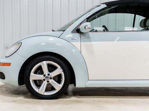Used 2010 Volkswagen Beetle Convertible image 3