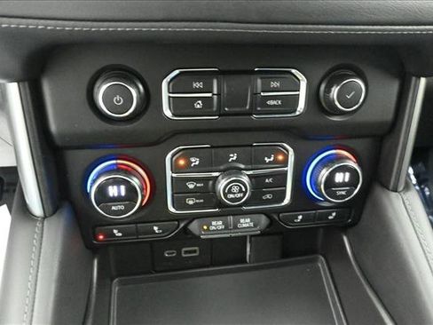 Used 2021 Chevrolet Suburban LT RWD image 16