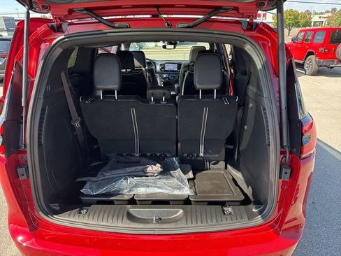 New 2026 Chrysler Pacifica Limited w/ Uconnect Theater Family Group image 16