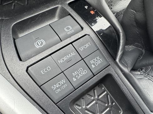 Used 2025 Toyota RAV4 LE image 27