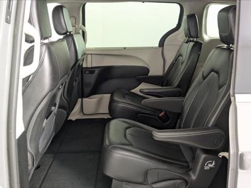 Used 2023 Chrysler Pacifica Touring-L FWD image 14