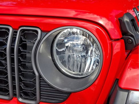 Used 2025 Jeep Gladiator Sport AWD/4WD image 11