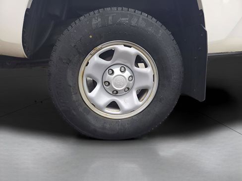 Used 2017 Toyota Tacoma SR image 10