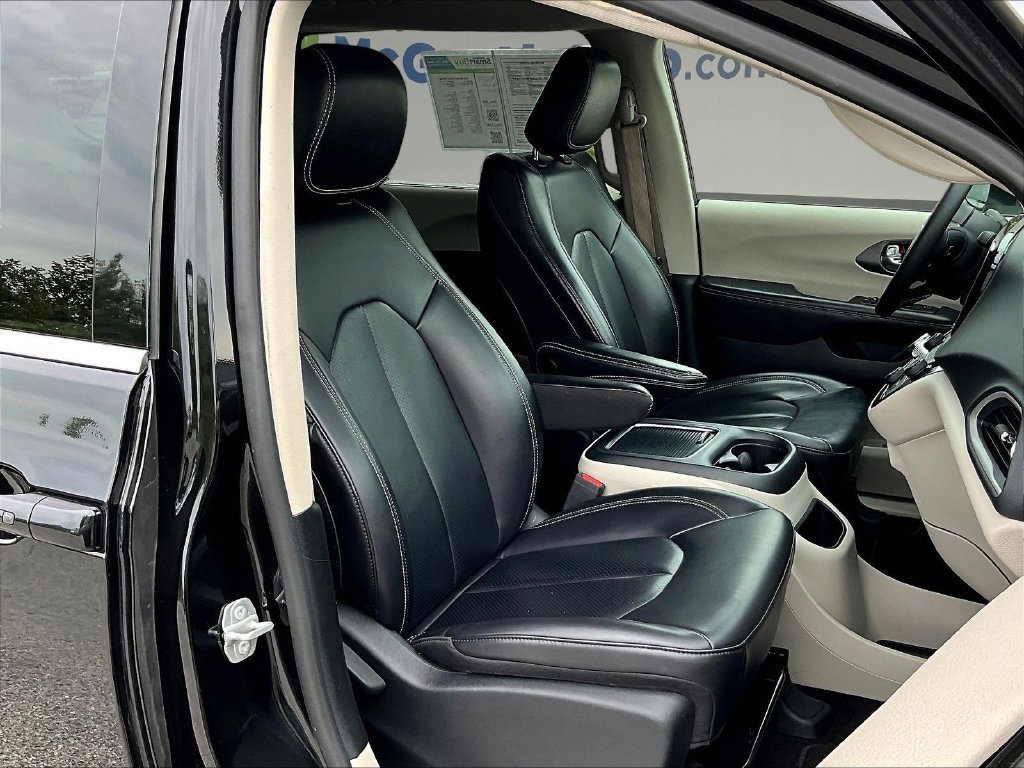 Used 2023 Chrysler Pacifica Touring-L FWD image 30