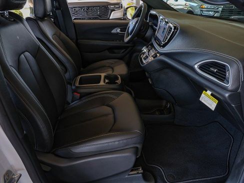New 2026 Chrysler Pacifica Select FWD image 35