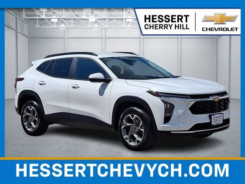 Certified 2024 Chevrolet Trax LT FWD image 1