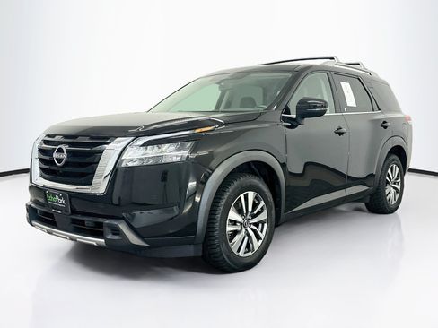 Used 2023 Nissan Pathfinder SL AWD/4WD image 3