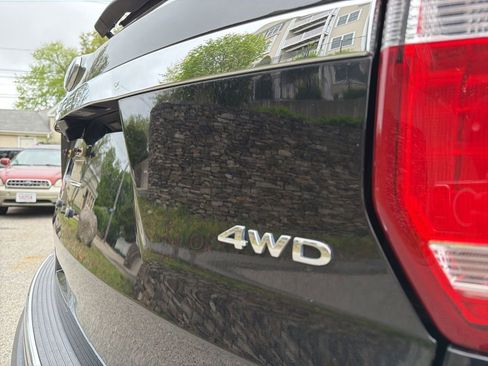 Used 2018 Ford Explorer XLT w/ Equipment Group 202A AWD/4WD image 9