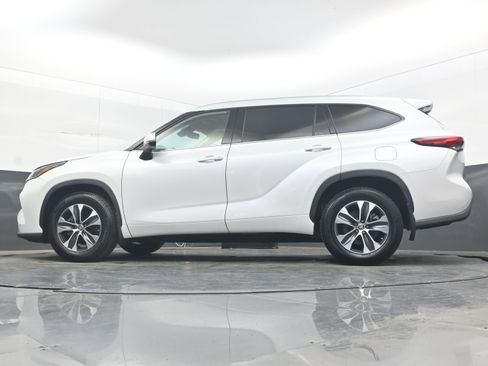 Used 2022 Toyota Highlander XLE AWD/4WD image 27