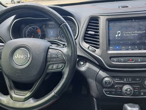 Used 2019 Jeep Cherokee Trailhawk AWD/4WD image 13