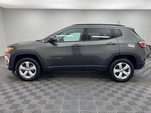 Used 2018 Jeep Compass Latitude w/ Cold Weather Group AWD/4WD image 11