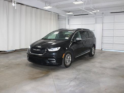 Used 2023 Chrysler Pacifica Limited FWD image 4