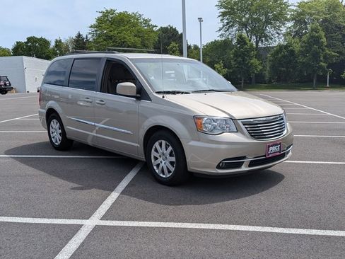 Used 2016 Chrysler Town & Country Touring FWD image 3