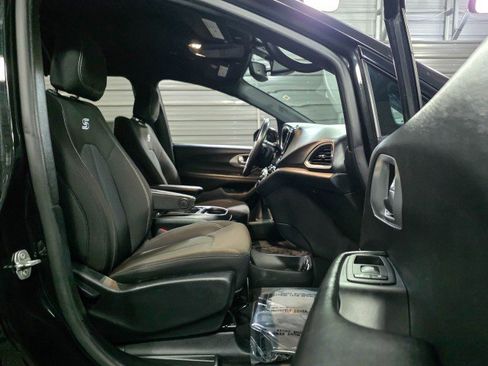 Used 2020 Chrysler Pacifica Touring w/ S Appearance Package image 14