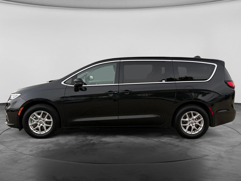 Used 2023 Chrysler Pacifica Touring-L FWD image 6