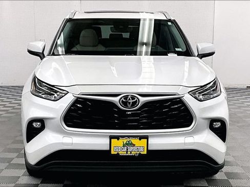 Used 2024 Toyota Highlander XLE AWD/4WD image 4