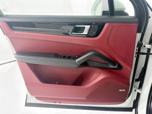 Certified 2023 Porsche Cayenne image 6