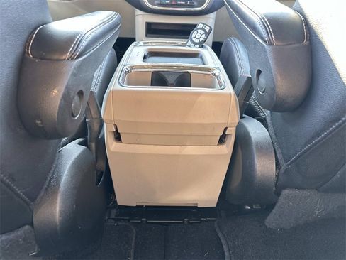 Used 2015 Chrysler Town & Country Touring-L w/ Driver Convenience Group image 15