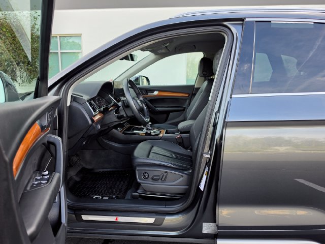 Used 2023 Audi Q5 2.0T Premium w/ Convenience Package AWD/4WD image 19