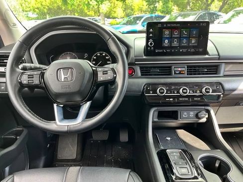 Used 2025 Honda Pilot Touring image 10