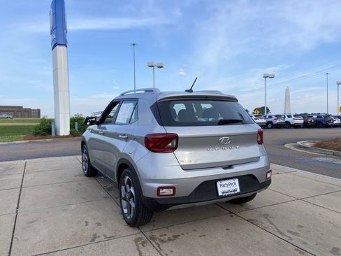 Used 2025 Hyundai Venue SEL FWD image 9