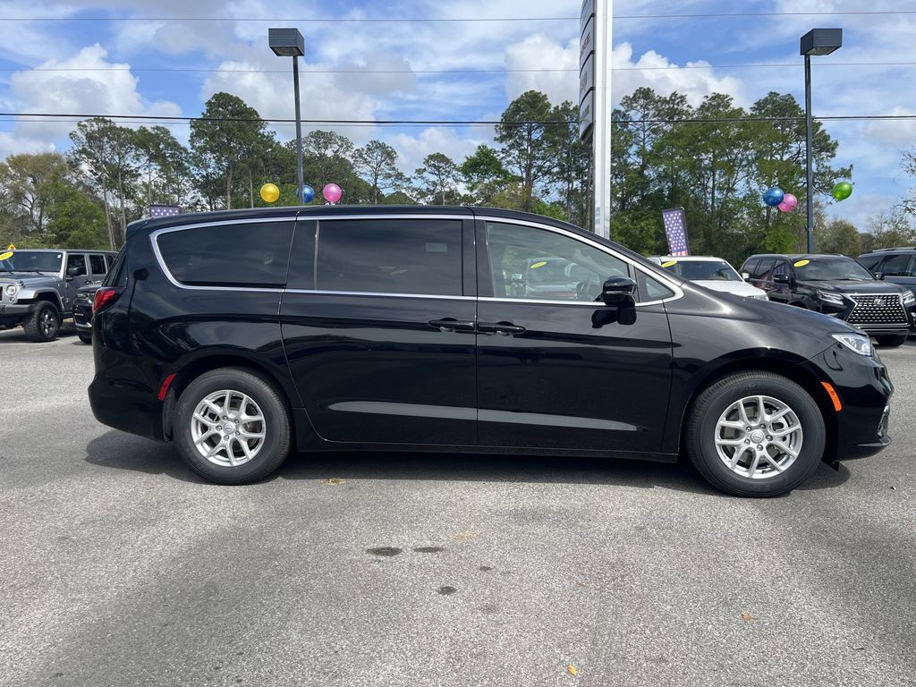 New 2026 Chrysler Pacifica Select FWD image 3